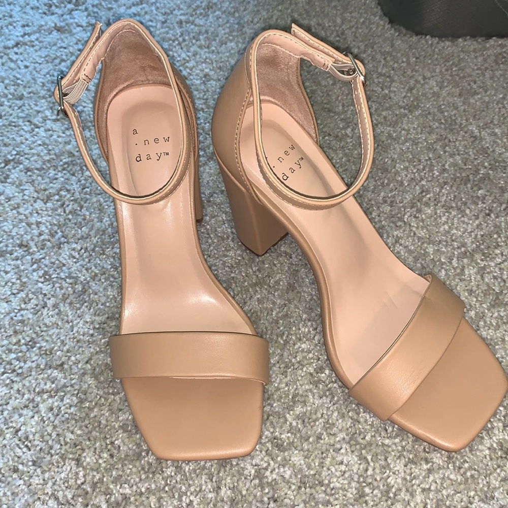 BRAND NEW SQUARE BEIGE HEELS